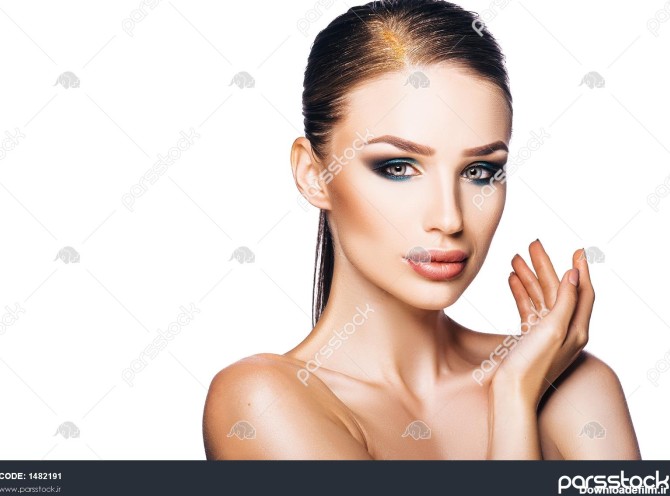 زن جوان جذاب با آرایش مناسب مفهوم مراقبت از پوست ترکیب عکس دختر ...