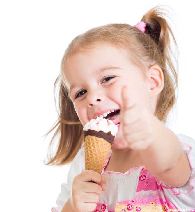 دانلود تصویر با کیفیت دختر بچه در حال بستنی خوردن