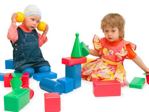 تصویر با کیفیت از بازی بچه ها با اسباب بازی و خانه بازی