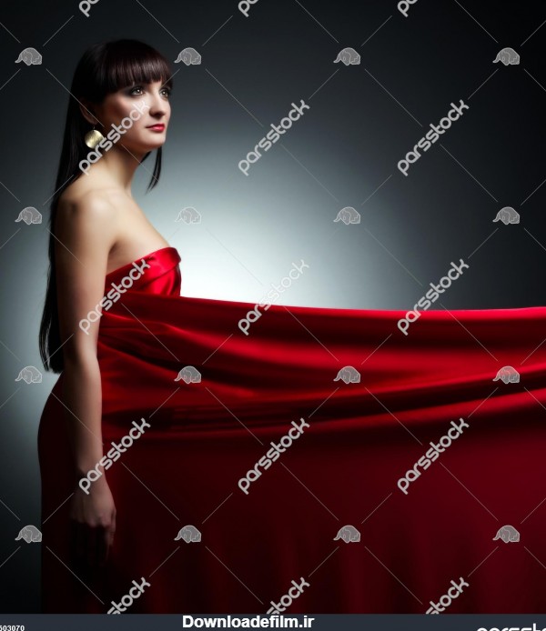 دختر زیبا با لباس قرمز بر روی زمینه سیاه 1503070