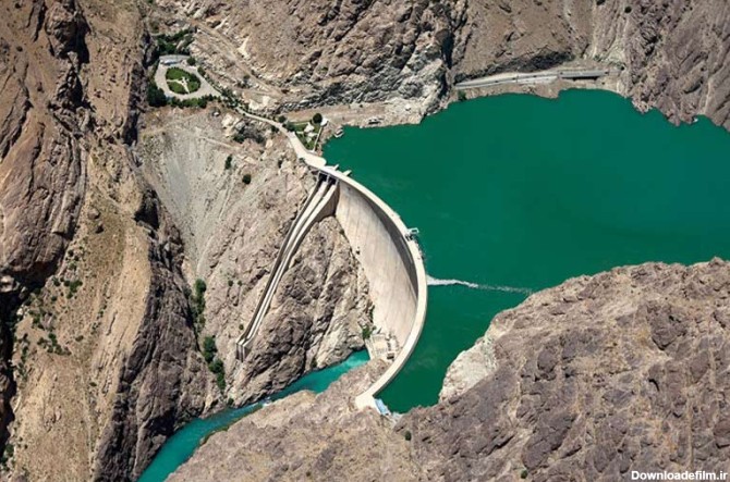 تصویر هوایی از سد کرج و رودخانه و دریاچه کرج میان کوه های البرز