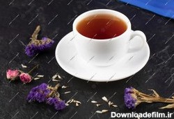 خرید و قیمت یک فنجان چای با گل های خشک روی میز سیاه. عکس رایگان | ترب