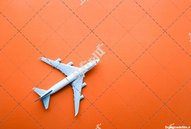 تصویر ماکت هواپیما در پس زمینه نارنجی