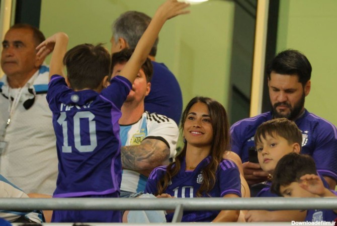 تصویر همسر و فرزندان مسی در استادیوم
