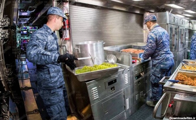 ببینید | نحوه سرو کردن غذا توسط نیروهای نظامی آمریکا در زیر دریایی