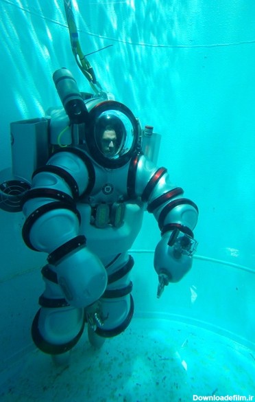 لباس ویژه غواصی در دره‌های زیردریایی - همشهری آنلاین