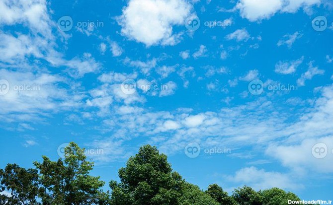 دانلود عکس آسمان آبی روشن با ابرهای سفید پراکنده طبیعت | اوپیک