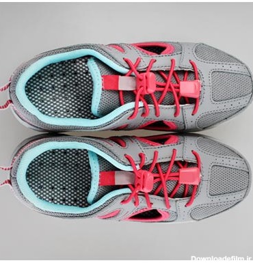 عکس کفش ورزشی خاکستری رنگ با بند های صورتی