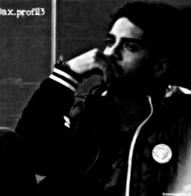 عکس /سیاه و سفید ...پسری غمگین که نشسته به انتظار - عکس ویسگون