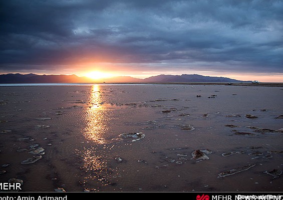 ایجاد دریاچه بر بستری از نمک/ مکانی برای گردشگری شبانه در قلب کویر ...