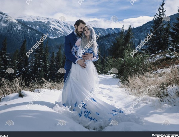 عروس و داماد در برف زمستانی در کوه 1484449