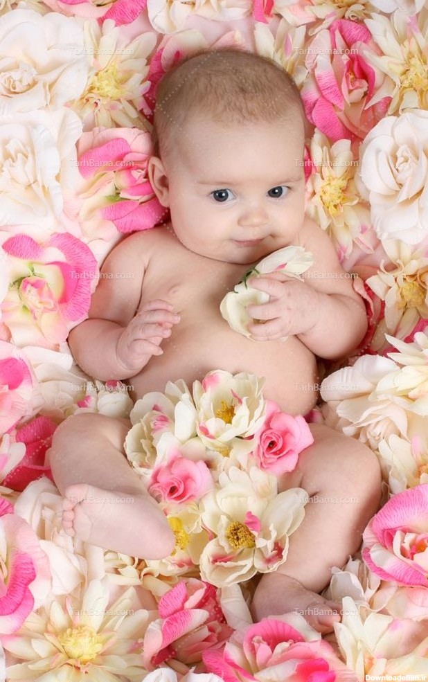 تصویر با کیفیت بچه زیبا در گل ها