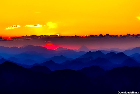 عکس طلوع خورشید و کوهستان های آبی
