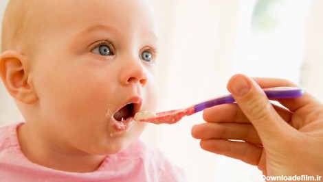 نوزاد 6 ماهه می‌ تواند شروع به خوردن غذاهای جامد کند.
