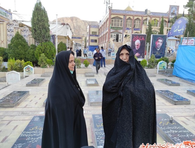 دو مادر شهید کرمانی در یک قاب+ تصویر