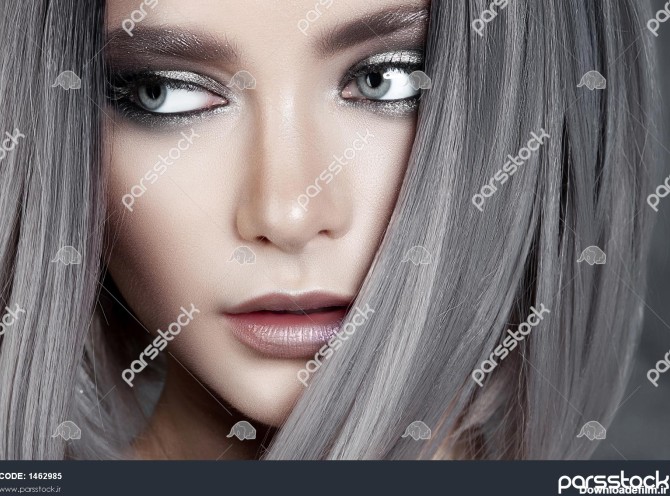 دختر زیبا و جوان با آرایش نقره ای و موهای خاکستری پرتره زیبایی ...