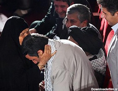 فرارو | ساختارشکنی احمدی‌نژاد در تسلی دادن مادر چاوز