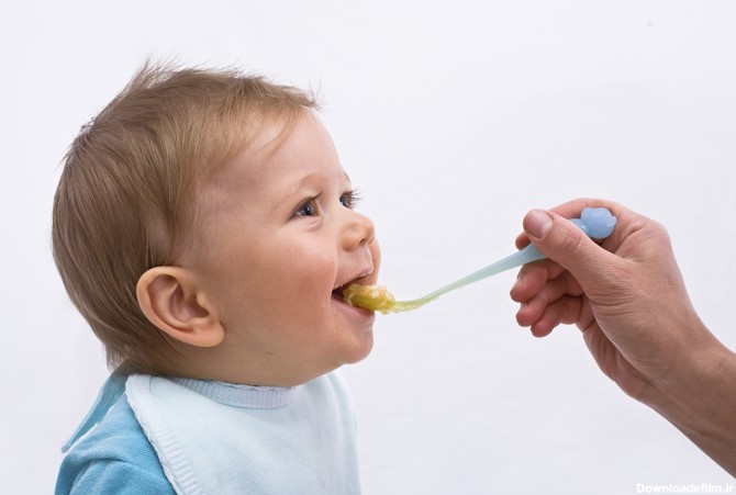 عکس نوزاد در حال غذا خوردن - مسترگراف