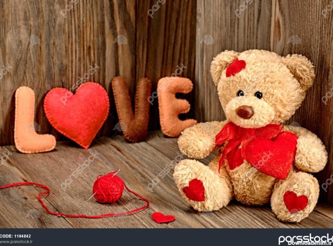 روز خرس عروسکی عاشق ناز با قلب های قرمز تنها نشسته کلمه دست ...