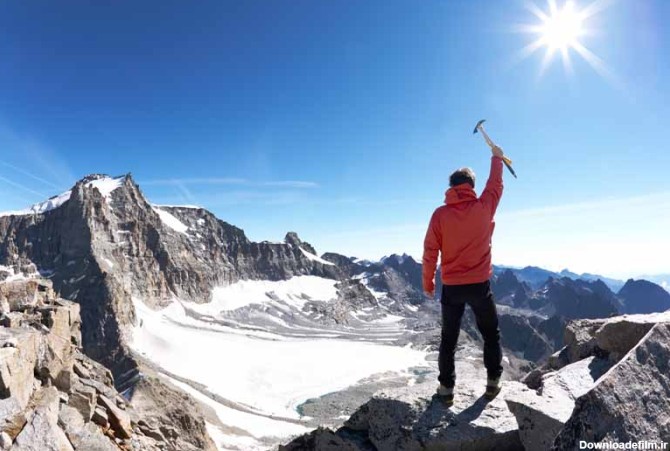 عکس با کیفیت از کوهنورد در کوه