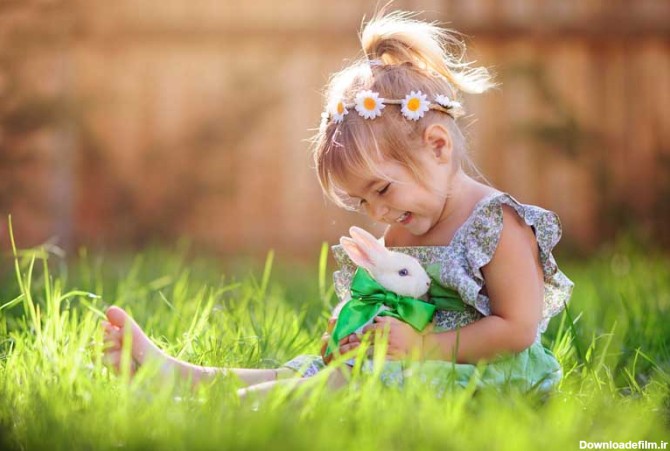 دانلود تصویر با کیفیت دختر بچه در حال بازی با خرگوش | تیک ...
