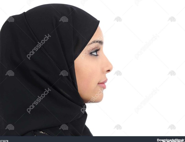 پروفایل فاطمه زن عرب عربستان با پوست کامل جدا شده در پس زمینه سفید ...
