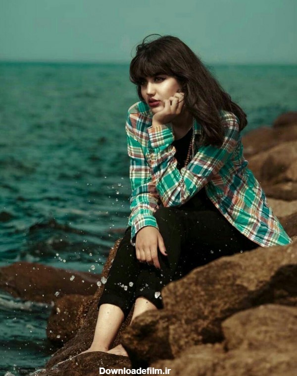 عکس دختر در کنار دریا - قاب دیدنگار