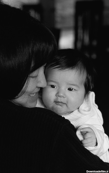 عکس بچه در آغوش مادر - مسترگراف