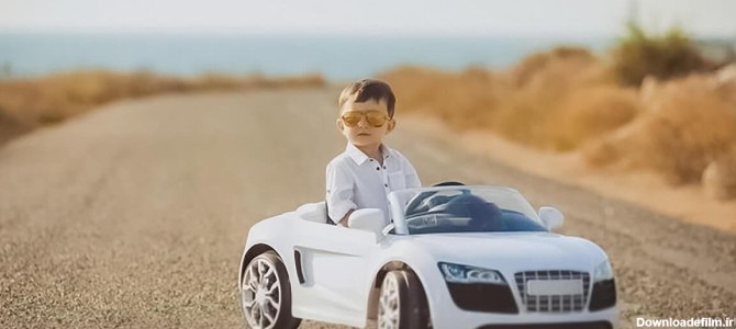 عکس کودک با ماشین شارژی - عکس نودی