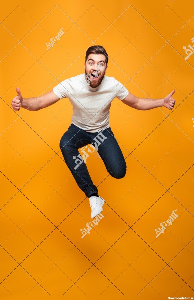 عکس مرد خوشحال و خندان در حال پریدن جهت تبلیغ