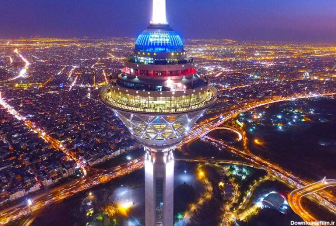 ببینید | لحظه هیجان‌انگیز برخورد صاعقه به برج میلاد تهران
