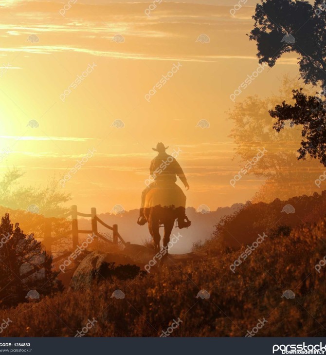 کابوی غروب خورشید سوار بر اسب بر فراز کوه ها به سمت غروب آفتاب 1284883