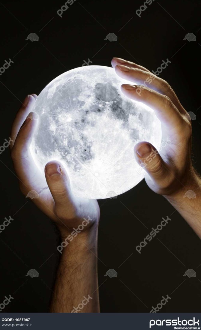 مرد نگه داشتن ماه در دست خود. تصویر ماه ارائه شده توسط ناسا. 1087967