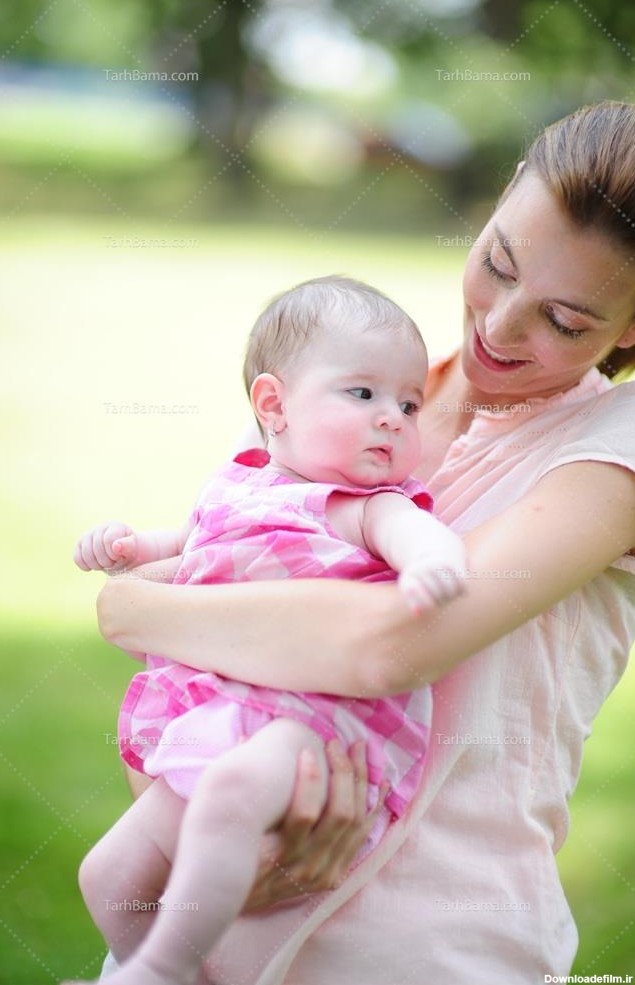 تصویر با کیفیت دختر بچه در آغوش مادر