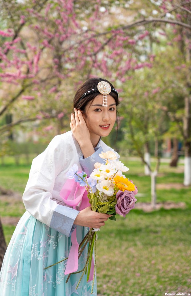 عکس گرفتن دختران زیبا با لباس های سنتی چینی در میان گل ها