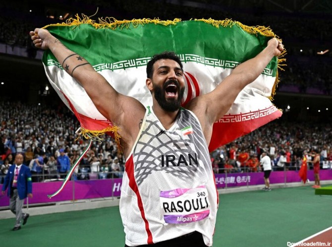 عکس پرچم ایران در دستان مرد طلایی - جهان نيوز