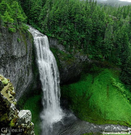عکس آبشار خروشان در میان طبیعت سرسبز و زیبا