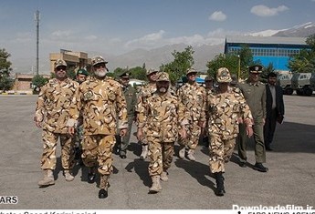 امیر پوردستان هنگام ورود به مراسم رونمایی از سه دستاورد نیروی زمینی ارتش