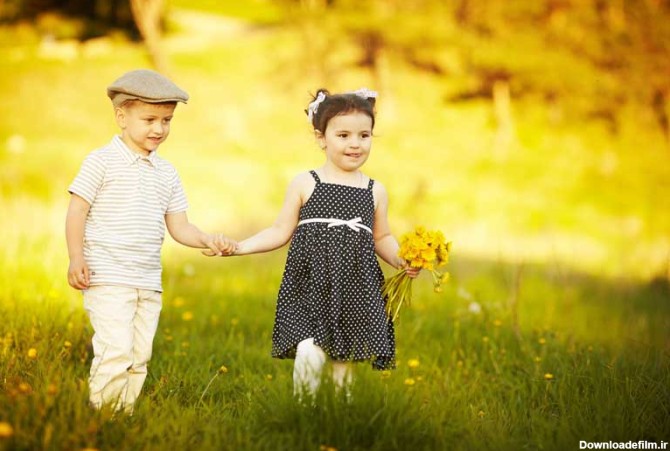 دانلود تصویر با کیفیت پسر و دختر در میان گلها در حال بازی