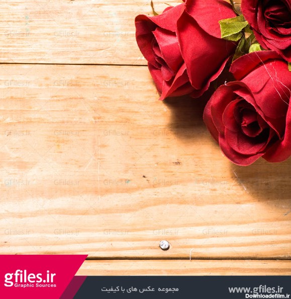 دانلود تصویر پس زمینه رمانتیک با گل رز قرمز زیبا بر روی چوب