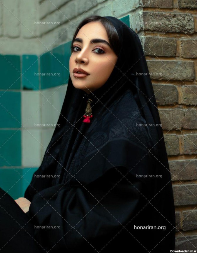 عکس با کیفیت زن با چهره نچرال و چادر بر سر - نمایشگاه هنر ایران