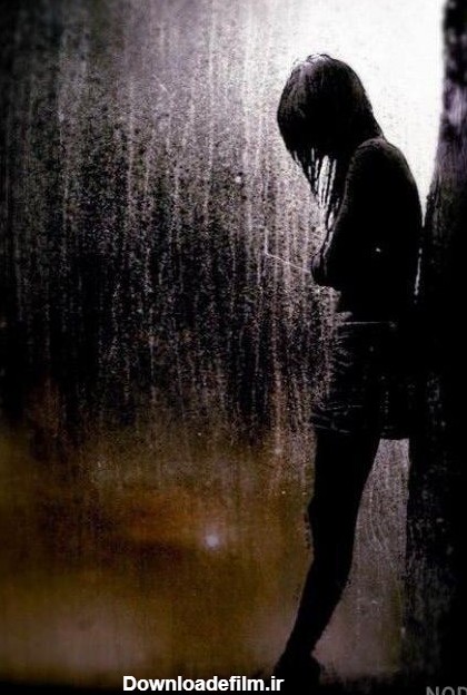 عکس دختر غمگین در زیر باران
