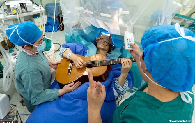 نواختن گیتار حین عمل جراحی/ عکس