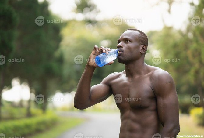 دانلود عکس مرد ورزشکار جذاب آفریقایی خسته و تشنه بعد از دویدن | اوپیک