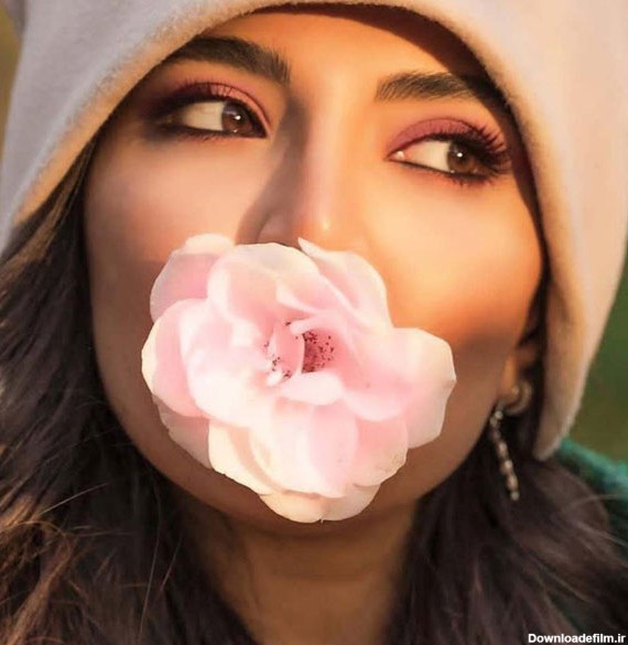 عکس پروفایل دختر با گل رز قرمز + عکس گل در دست دختر طبیعی