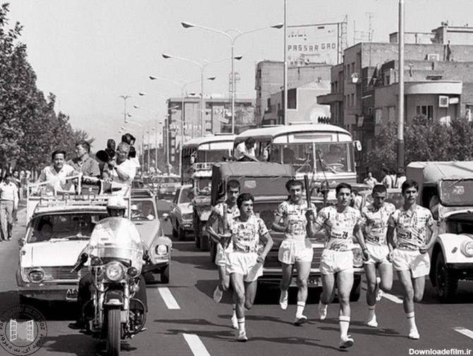 عکس | ۴۴ سال قبل، حمل مشعل بازی‌های آسیایی در خیابان انقلاب ...
