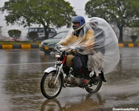 ابتکار عجیب و جالب یک موتور سوار در یک روز بارانی+عکس