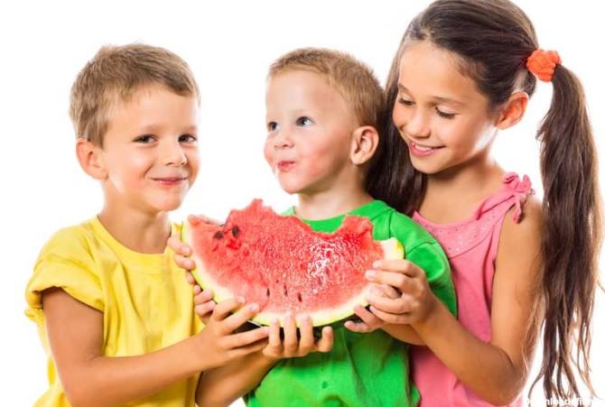 تصویر زیبا از بچه ها با هندوانه