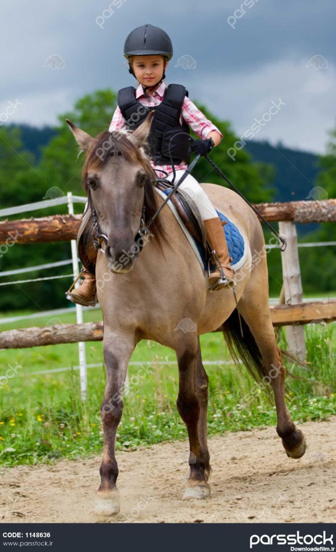 اسب سواری سوارکاری دوست داشتنی دخترک سوار اسب 1148636