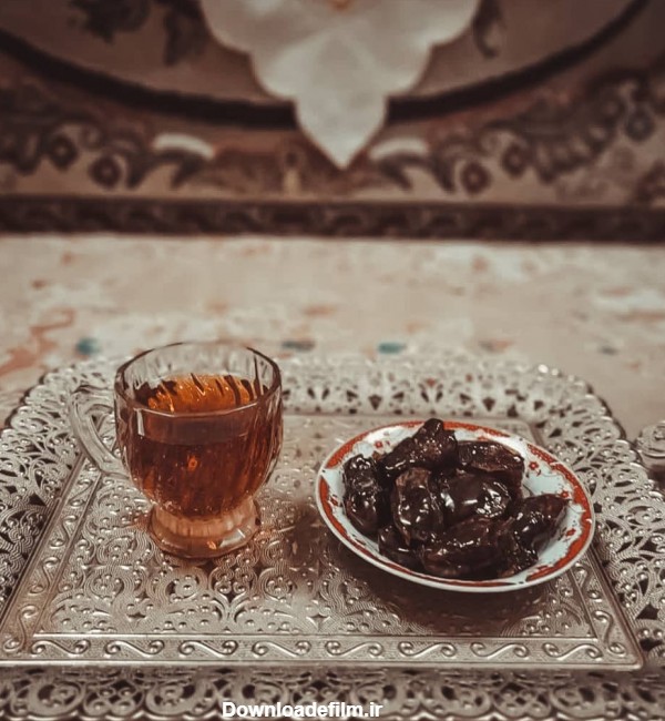 عکس خرما به همراه یک لیوان چای داغ